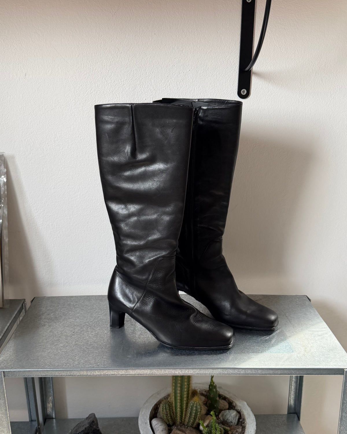 00s black leather boots