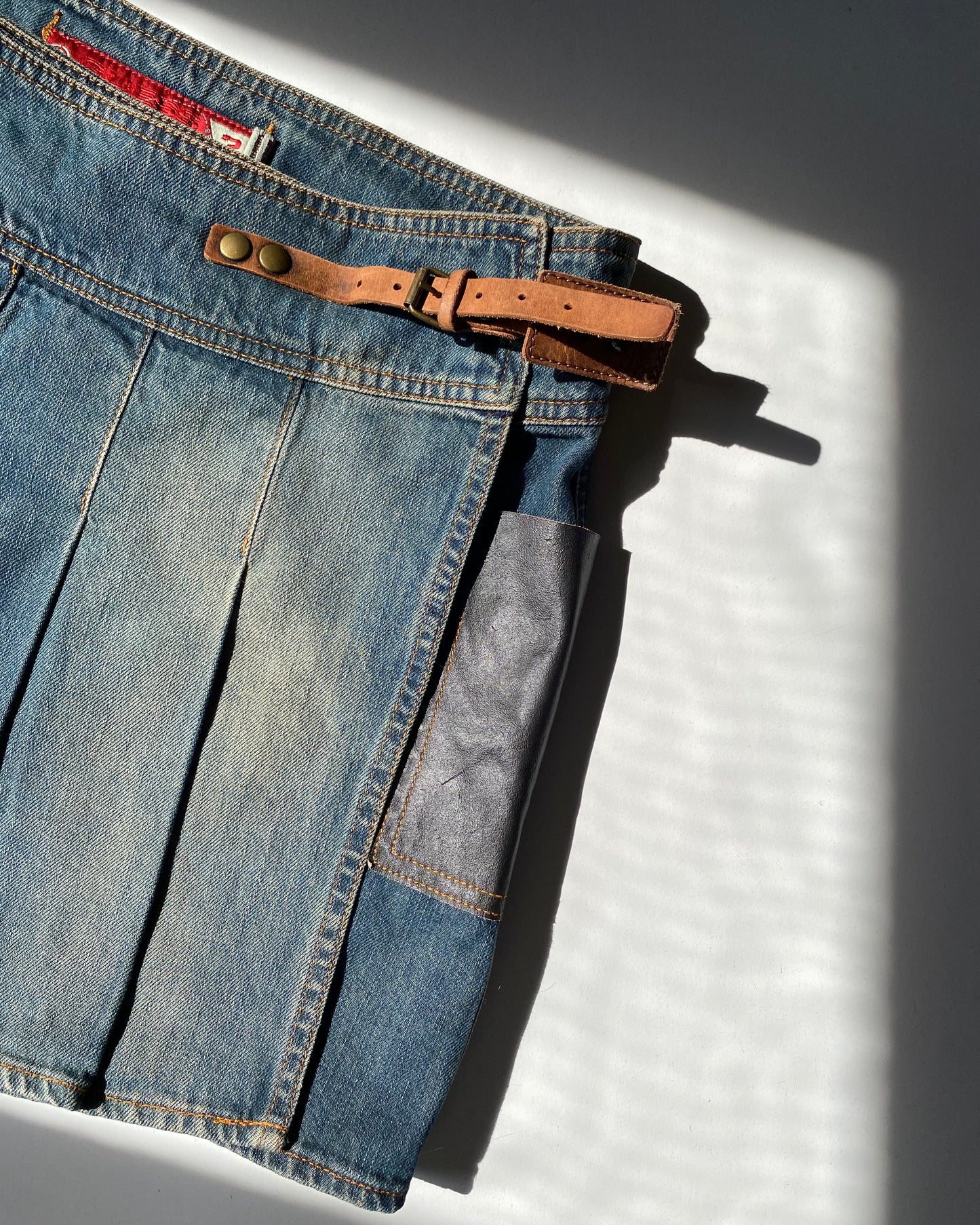 00s pleated denim skirt by Guess