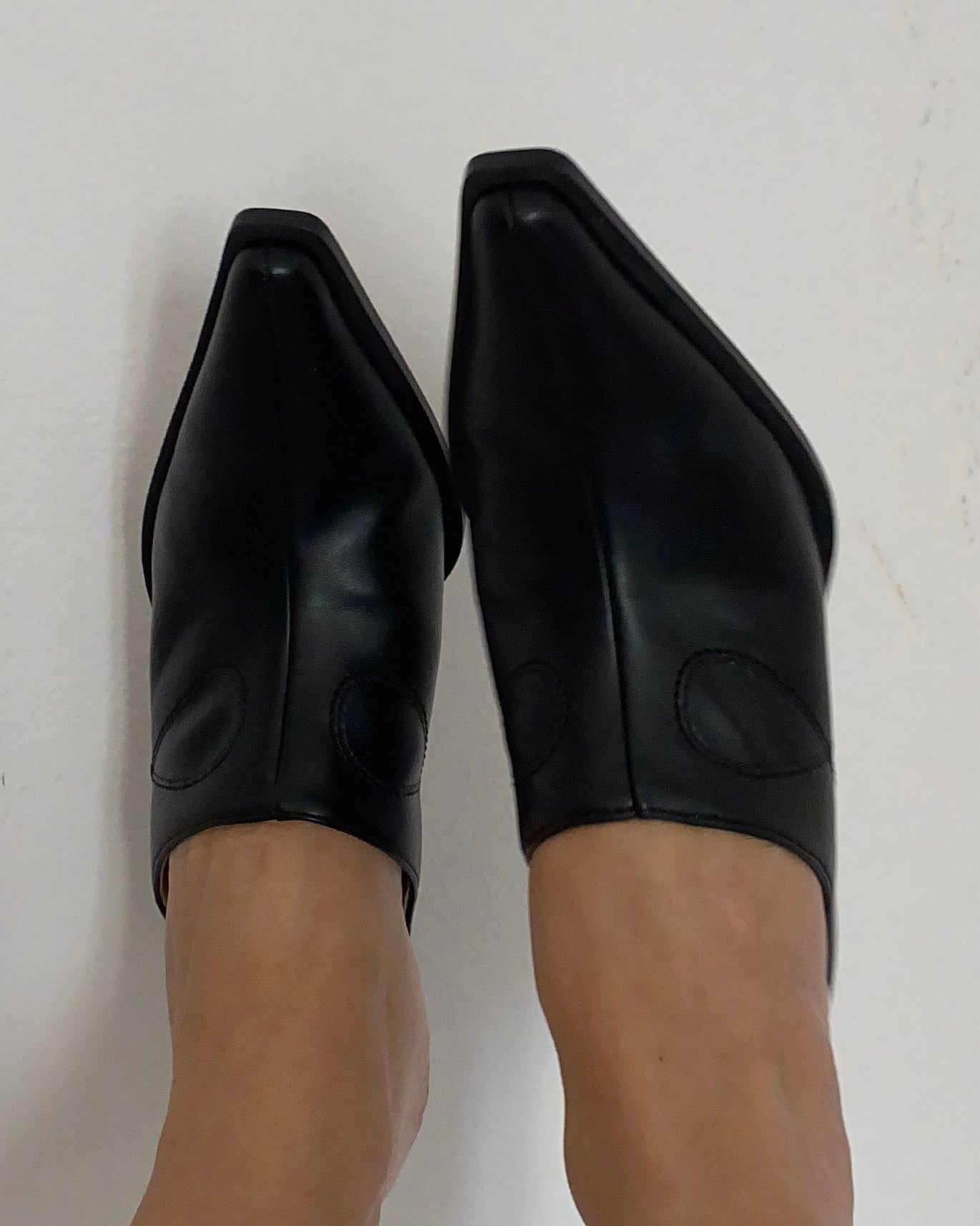 Pointed leather mules