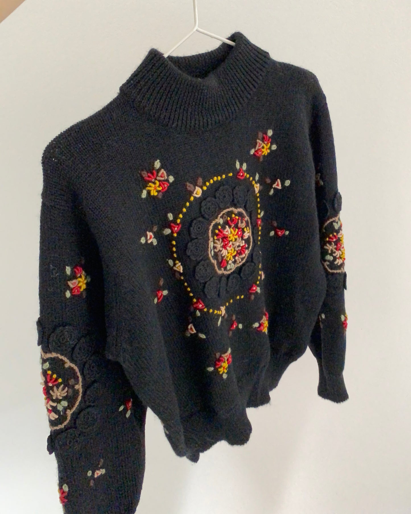 Pull brodé en laine vintage