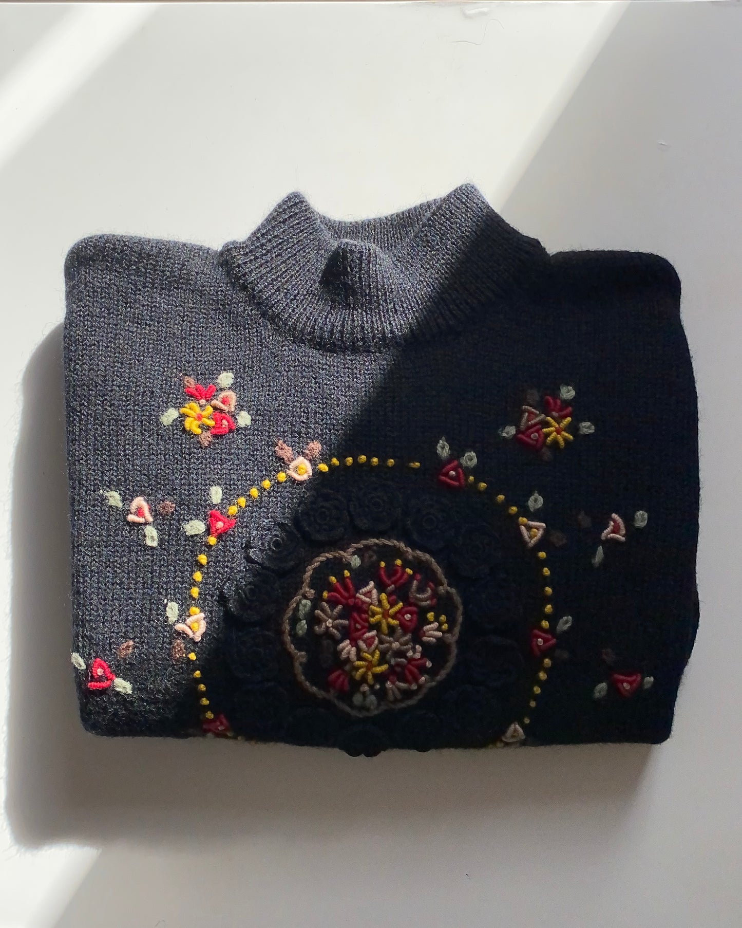 Pull brodé en laine vintage