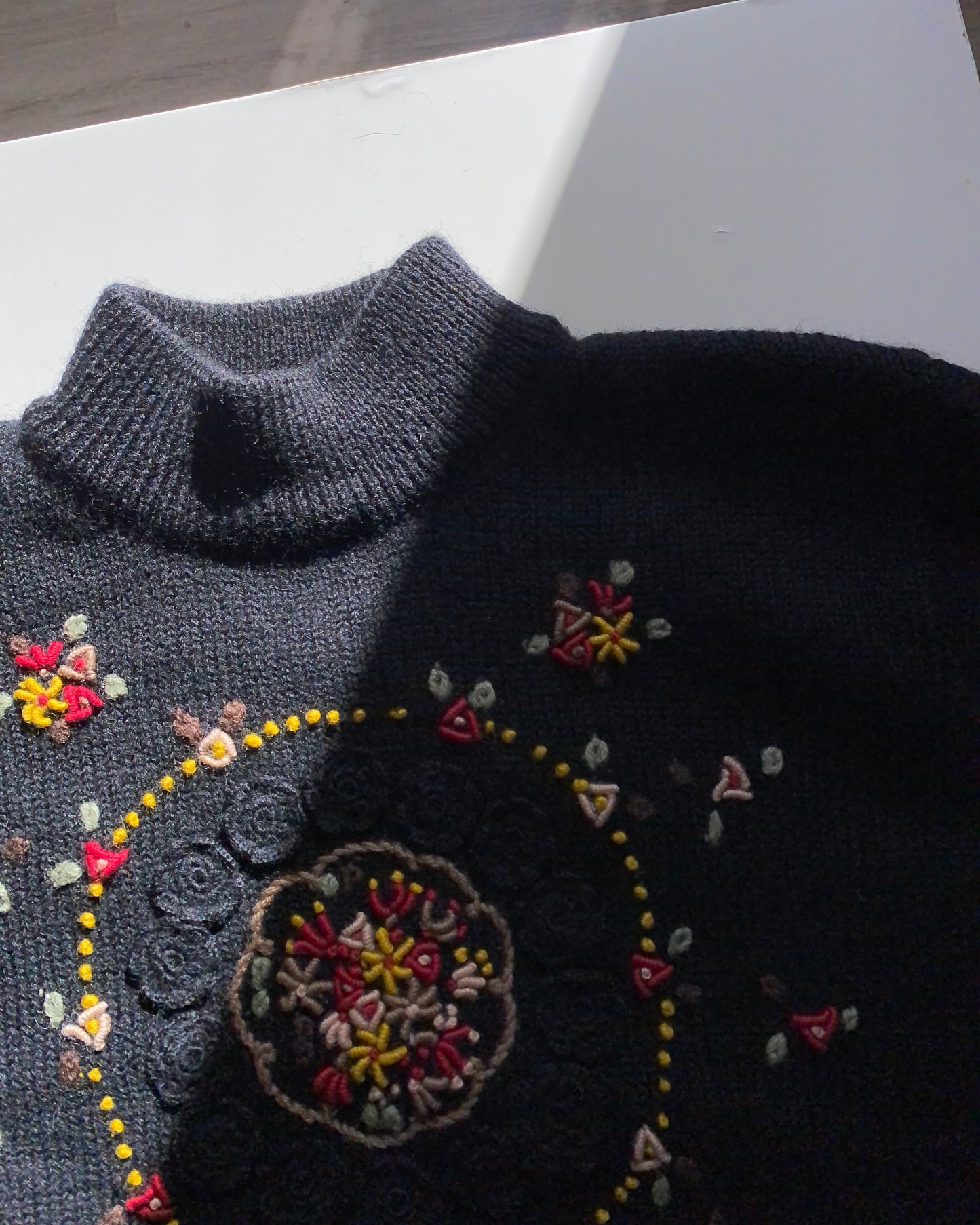 Pull brodé en laine vintage